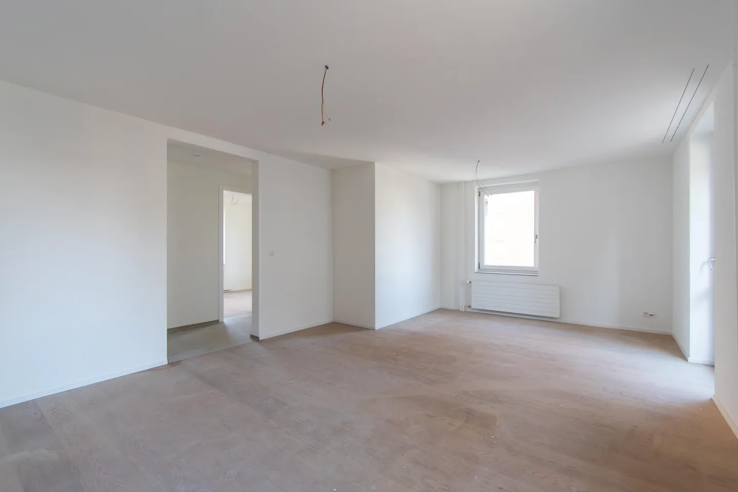 Appartement spacieux, fraîchement rénové de 2,5 pièces avec balcon - Photo 3 sur 10