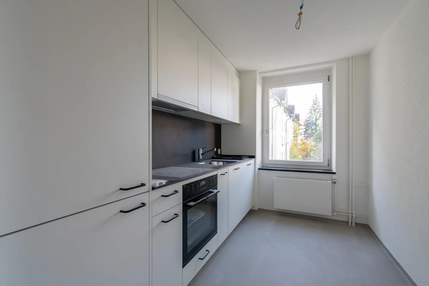 Appartement spacieux, fraîchement rénové de 2,5 pièces avec balcon - Photo 4 sur 10