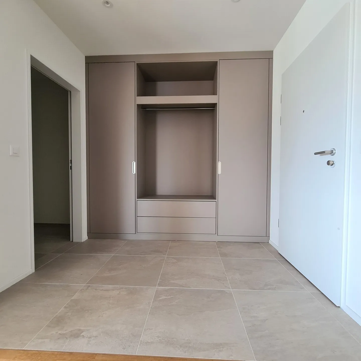 Moderno appartamento di 3,5 locali con molto spazio e terrazza a Bellach - Foto 8 di 9