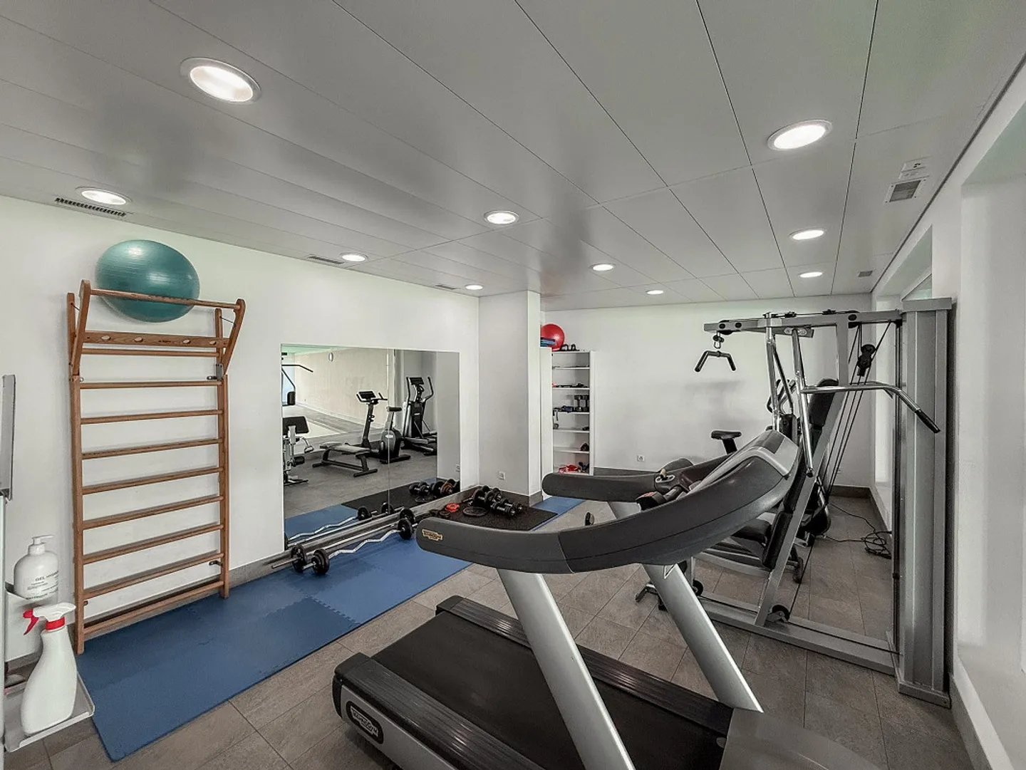 2,5 Zimmer im obersten Stock mit Schwimmbad, Fitnessraum und Sauna - Foto 6 von 9