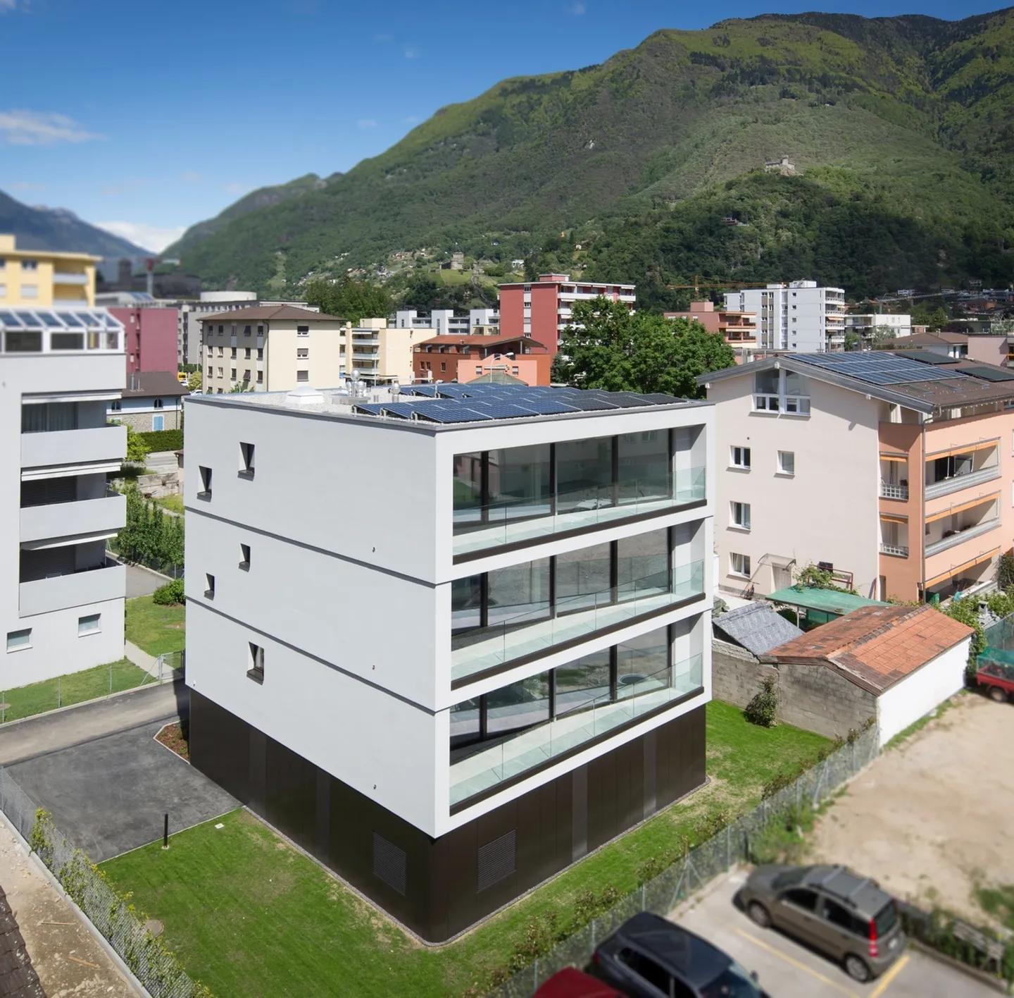 Modern multi-family house with 3 units of 3.5 rooms in Bellinzona - Photo 1 of 13