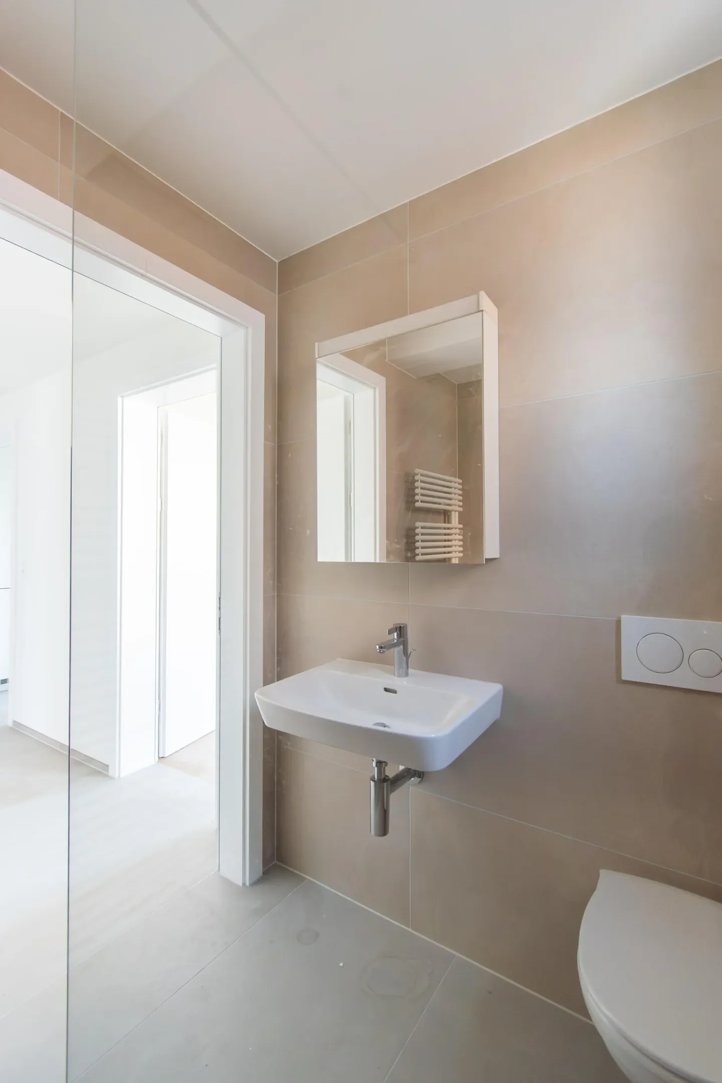 Appartement spacieux, fraîchement rénové de 2,5 pièces avec balcon - Photo 7 sur 10