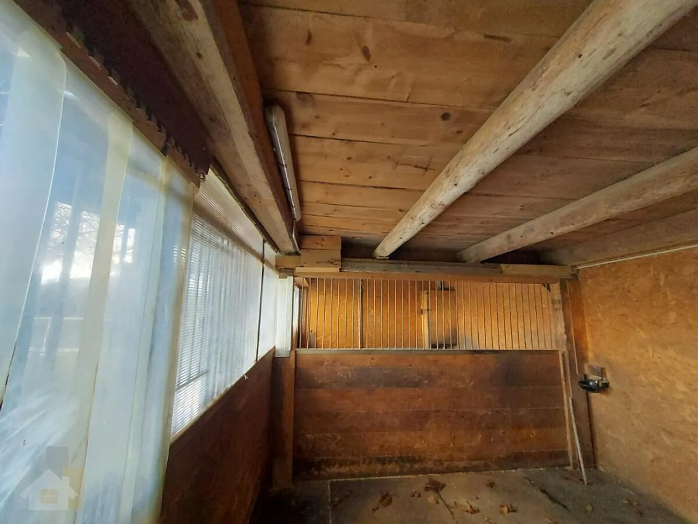 Écurie autonome avec paddock pour deux chevaux ensemble - Photo 11 sur 14