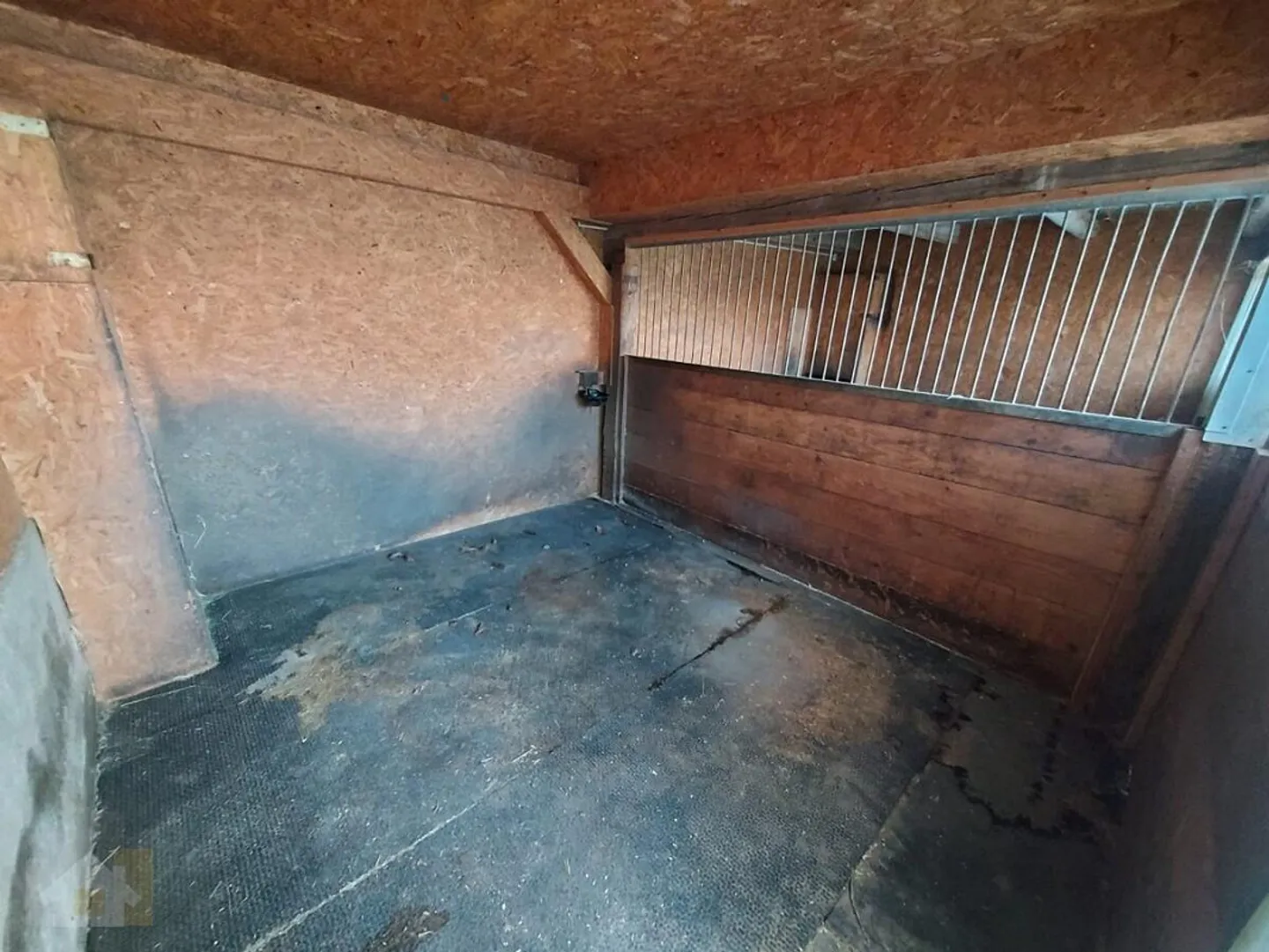 Écurie autonome avec paddock pour deux chevaux ensemble - Photo 10 sur 14