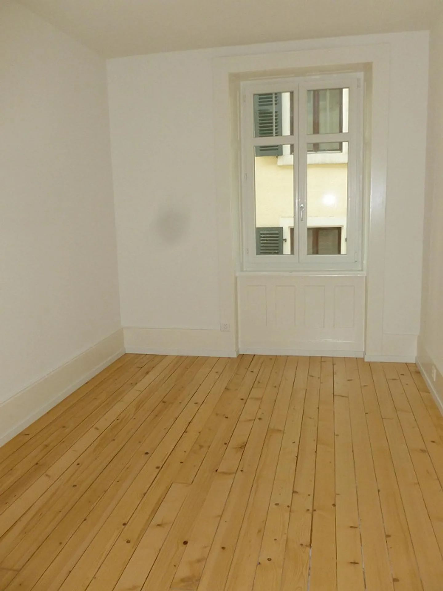 Ampio appartamento di quattro stanze - Foto 3 di 8