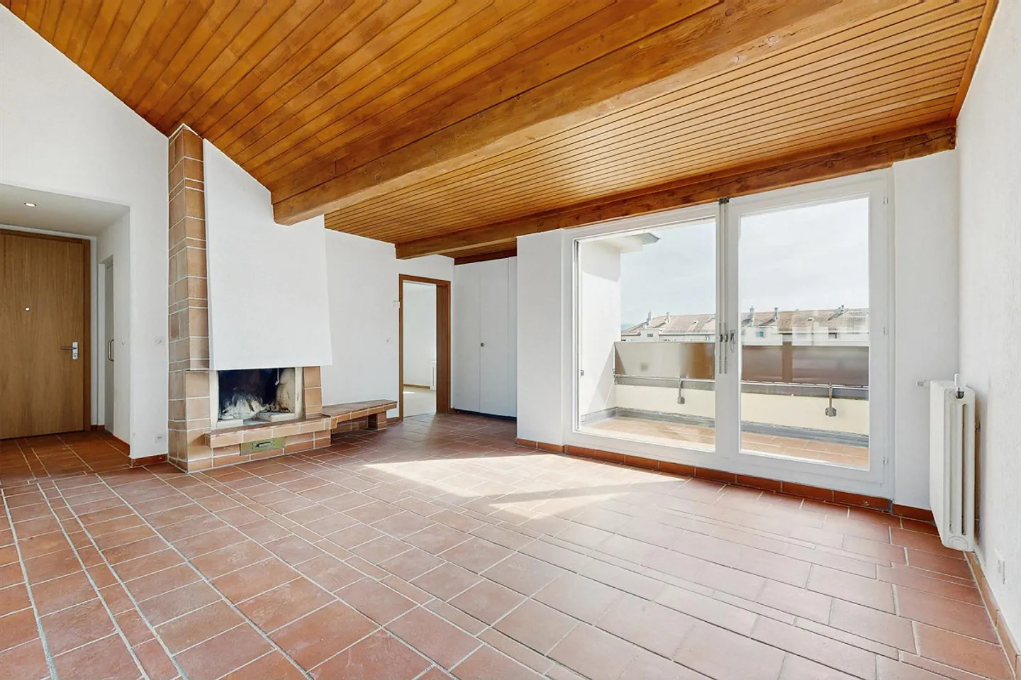 Renovierte Wohnung, durchgehend und das gesamte oberste Stockwerk belegend - Foto 2 von 9