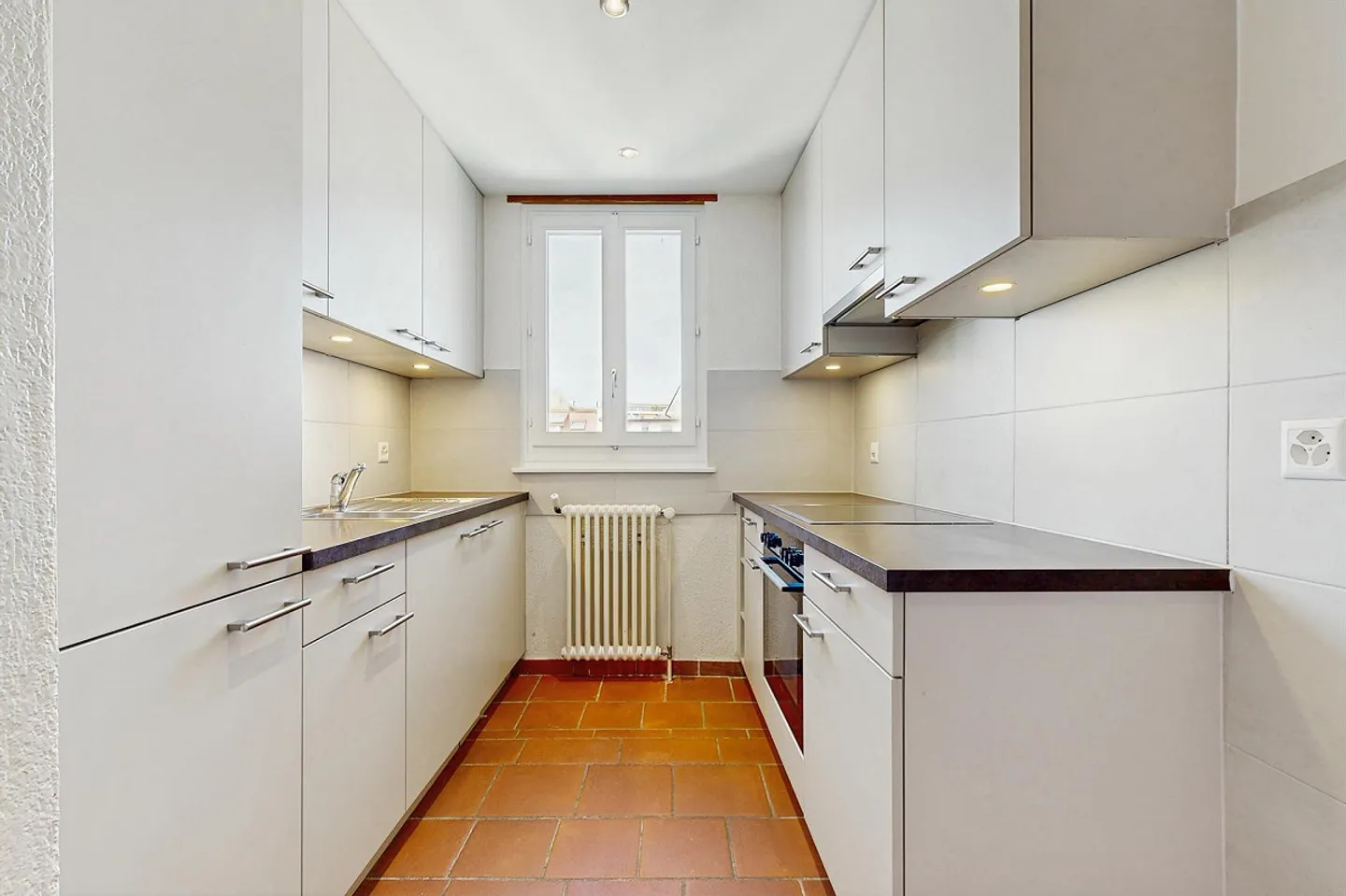 Renovierte Wohnung, durchgehend und das gesamte oberste Stockwerk belegend - Foto 3 von 9