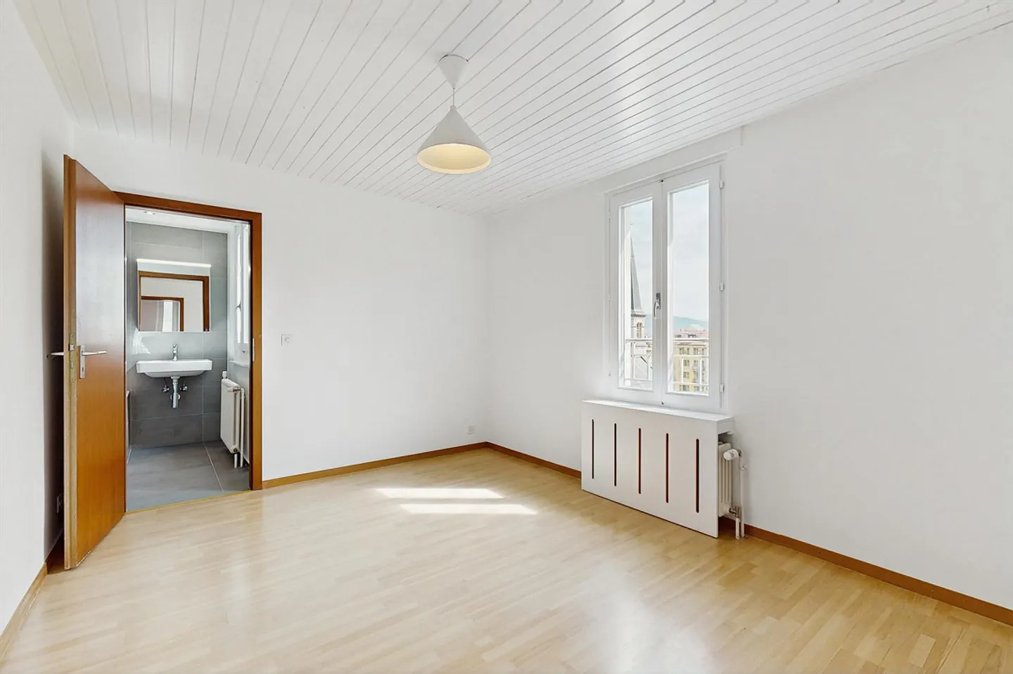Renovierte Wohnung, durchgehend und das gesamte oberste Stockwerk belegend - Foto 4 von 9