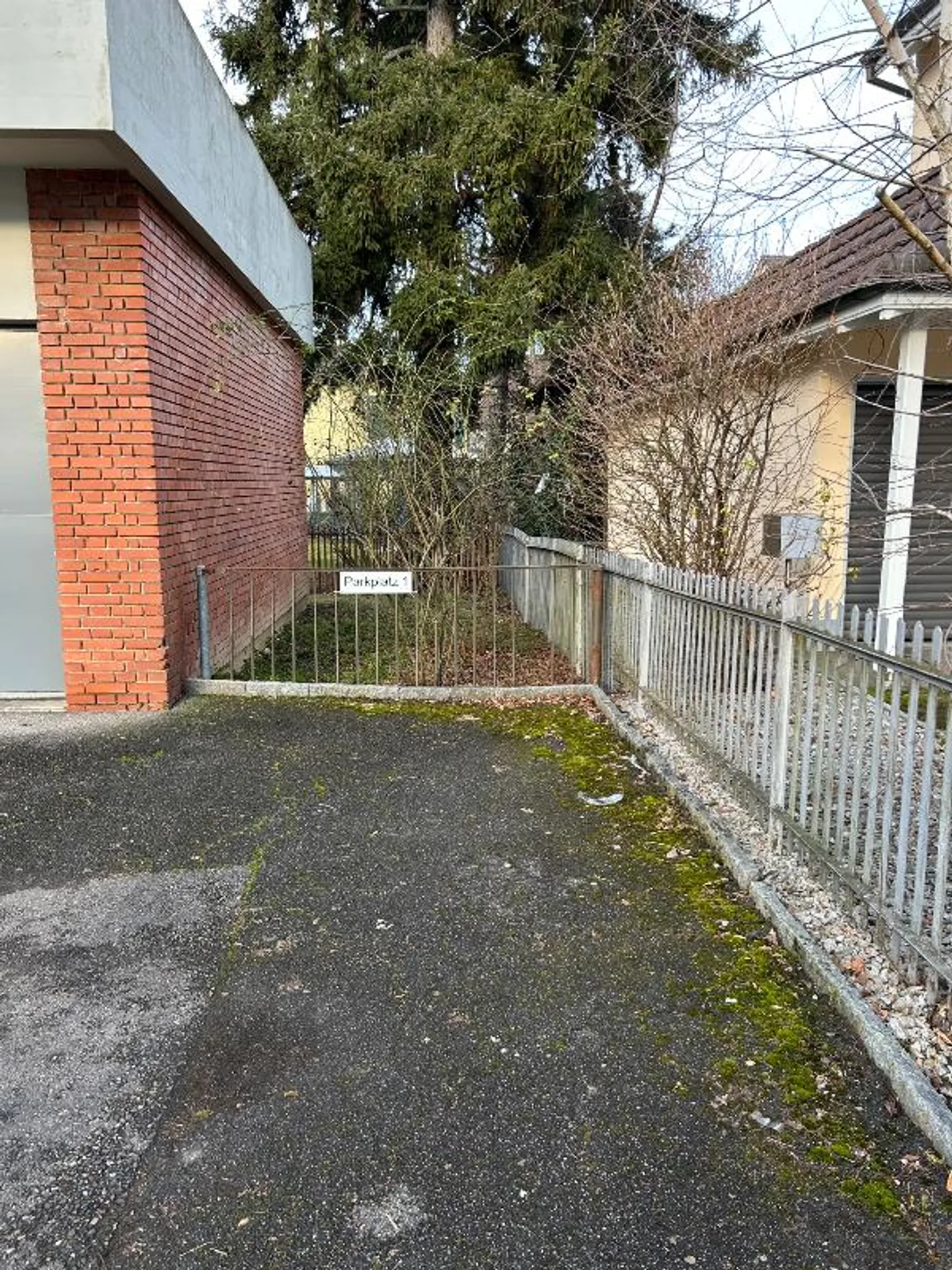 Zentraler Aussenparkplatz - Foto 1 von 2