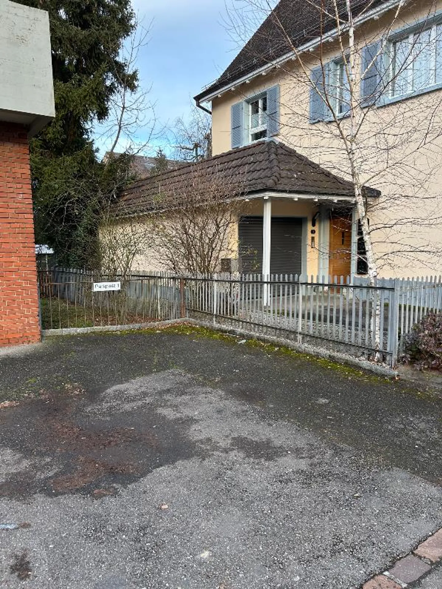 Zentraler Aussenparkplatz - Foto 2 von 2