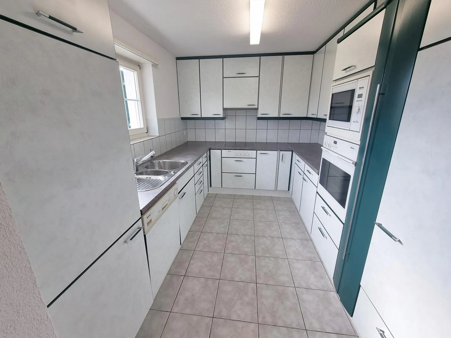 4.5-Room Single-Family Home with Spacious Garden in a Quiet Residential Area - Photo 3 of 11