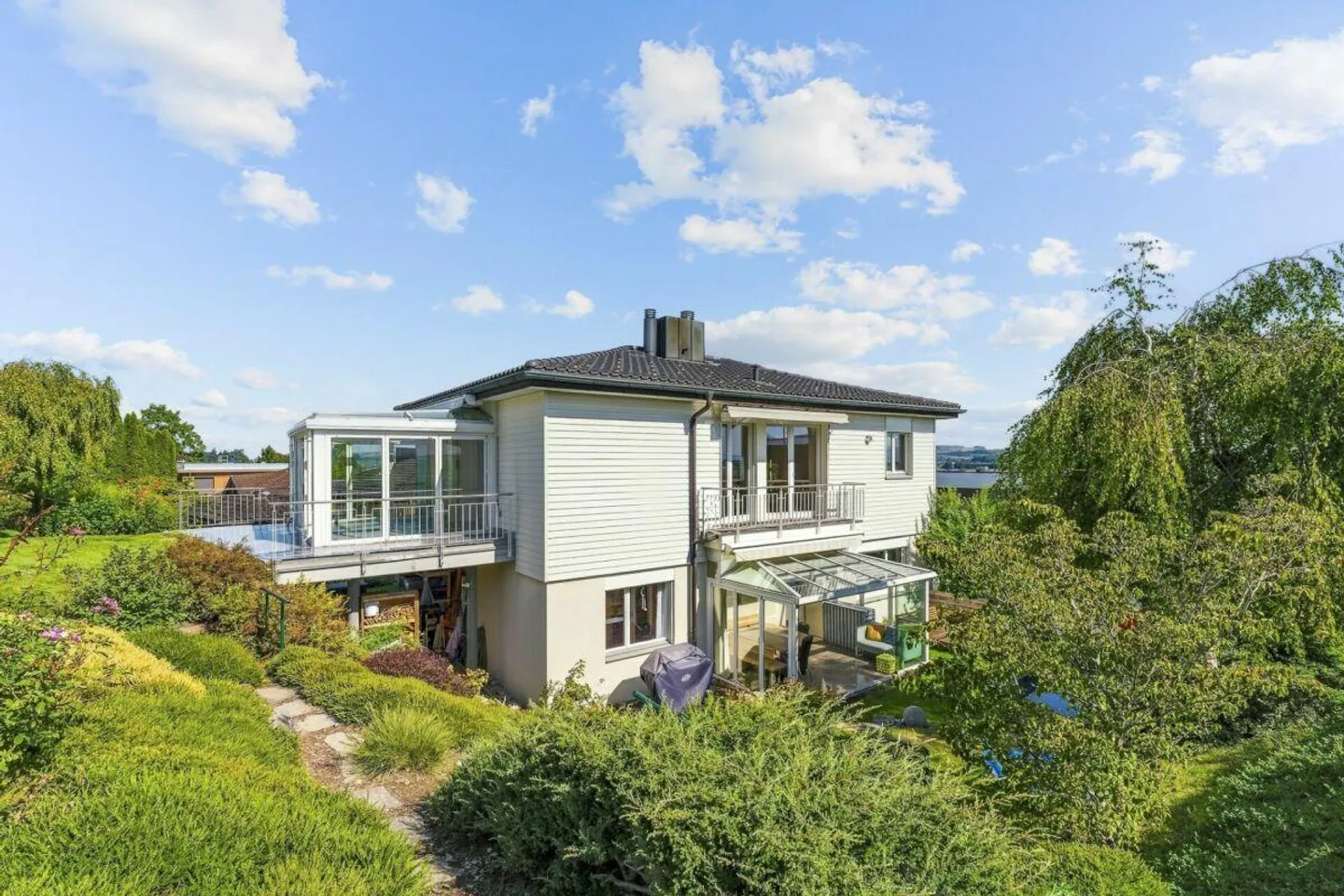 Geräumiges Zweifamilienhaus - Foto 2 von 7