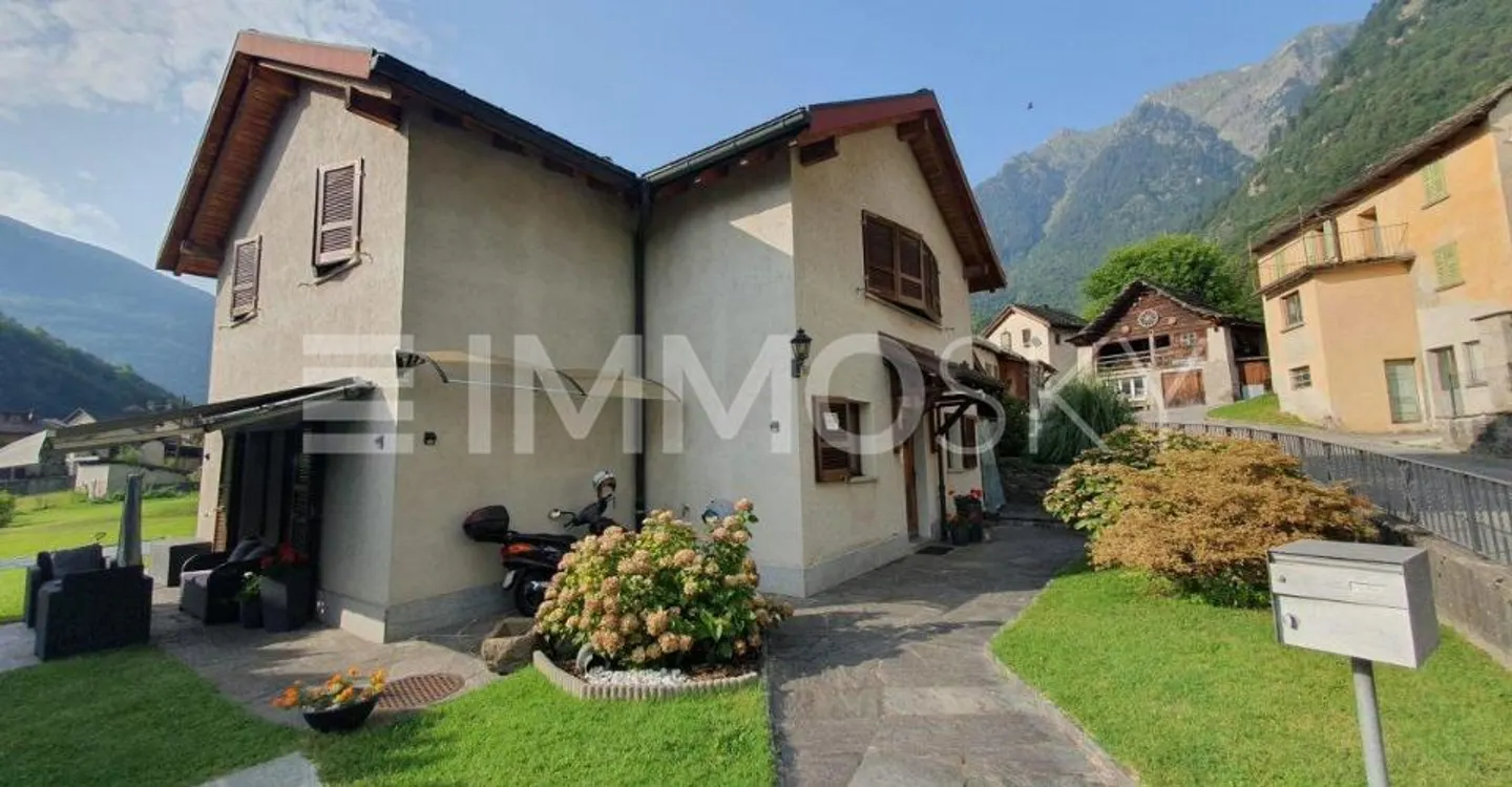 Einfamilienhaus mit Panoramablick auf die Berge und Außenbereichen - Foto 1 von 5