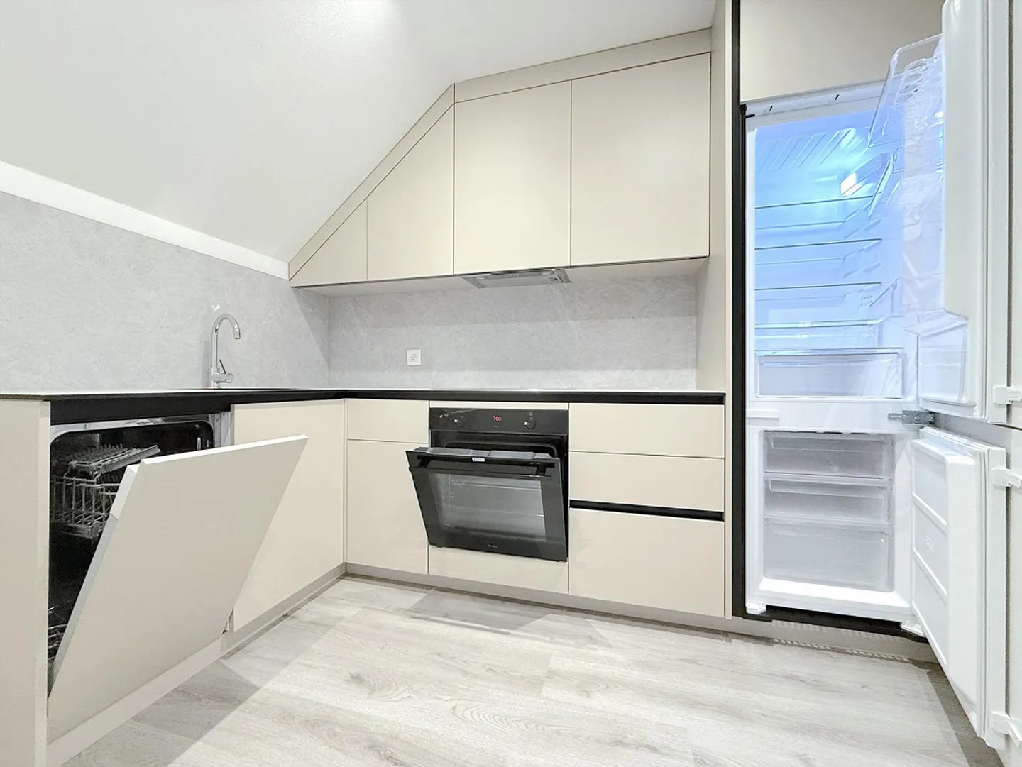 Charmante 2.5-Zimmer-Dachwohnung mit Aussicht in Altstaetten - Foto 3 di 10