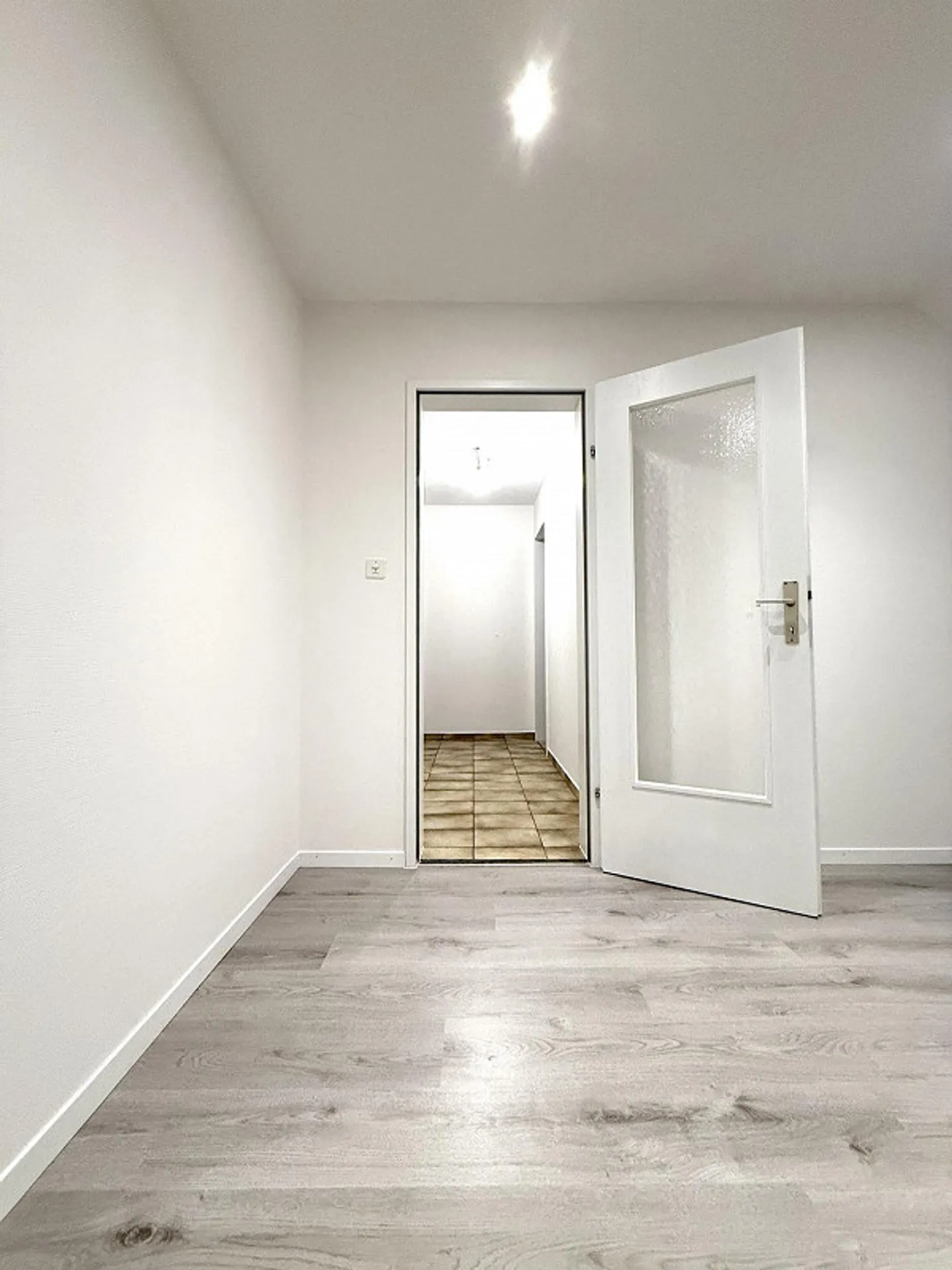 Charmante 2.5-Zimmer-Dachwohnung mit Aussicht in Altstaetten - Foto 6 di 10