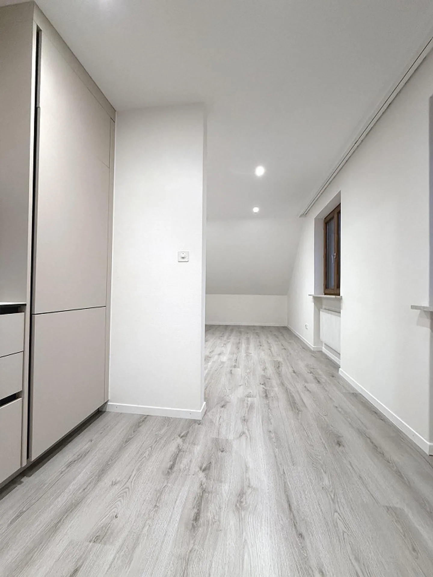 Charmante 2.5-Zimmer-Dachwohnung mit Aussicht in Altstaetten - Foto 5 di 10