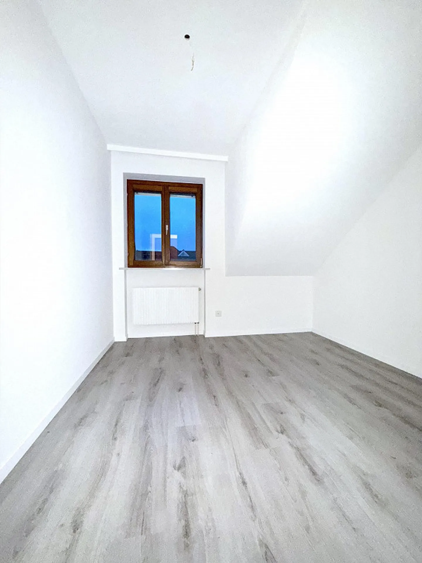 Charmante 2.5-Zimmer-Dachwohnung mit Aussicht in Altstaetten - Foto 7 di 10