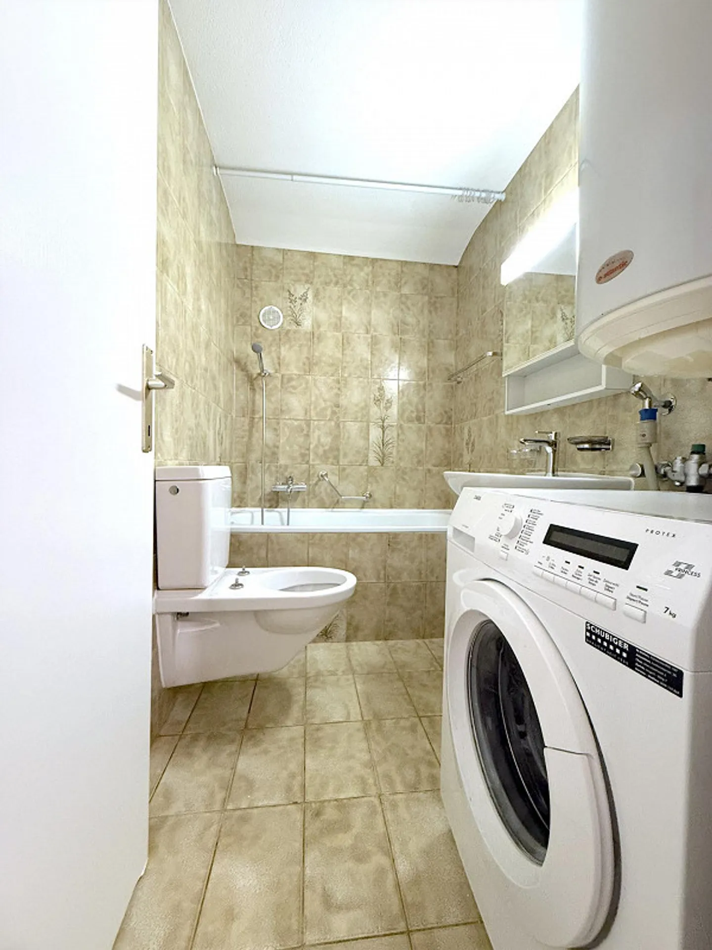 Charmante 2.5-Zimmer-Dachwohnung mit Aussicht in Altstaetten - Foto 8 di 10