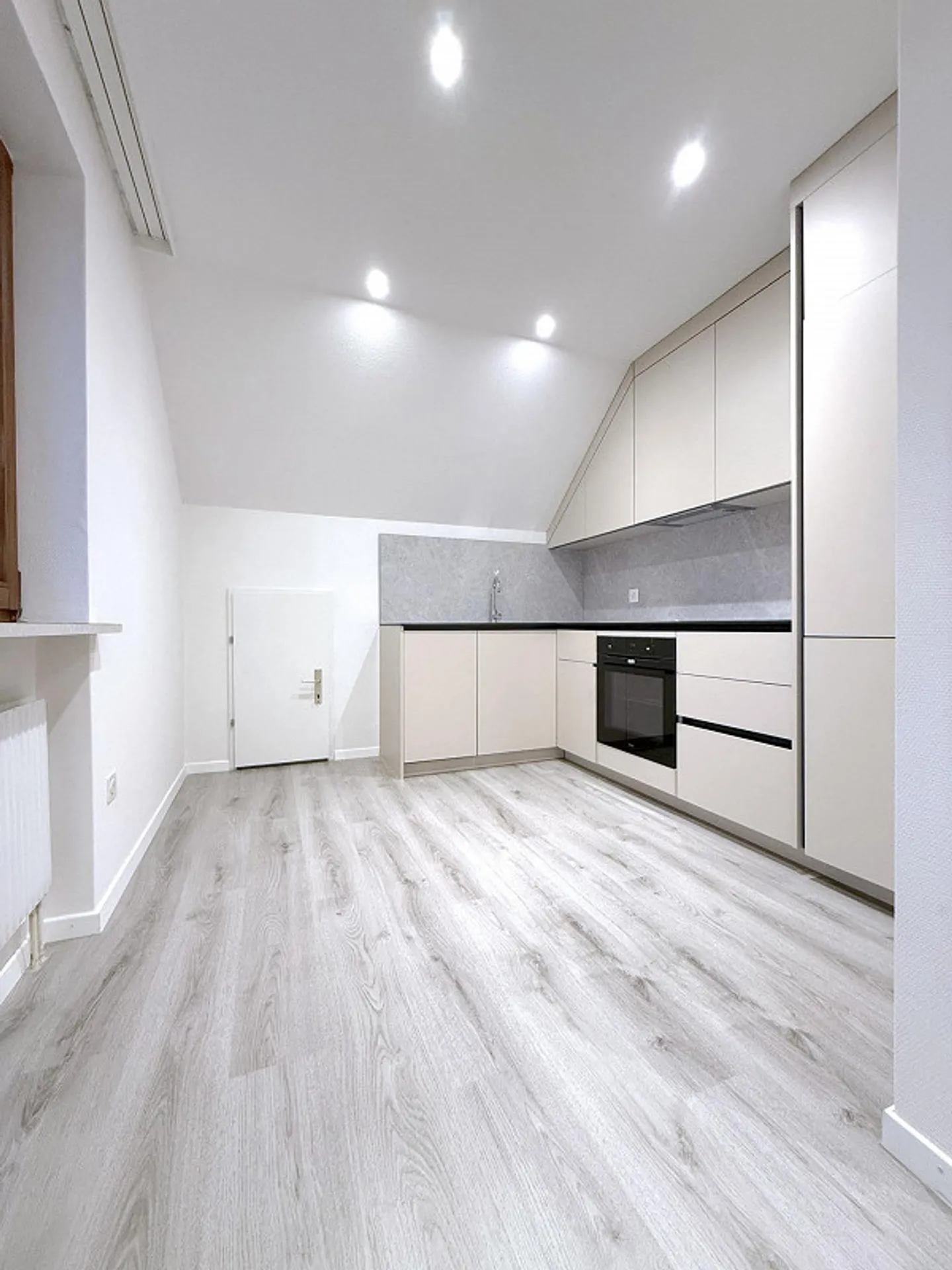 Charmante 2.5-Zimmer-Dachwohnung mit Aussicht in Altstaetten - Foto 1 di 10