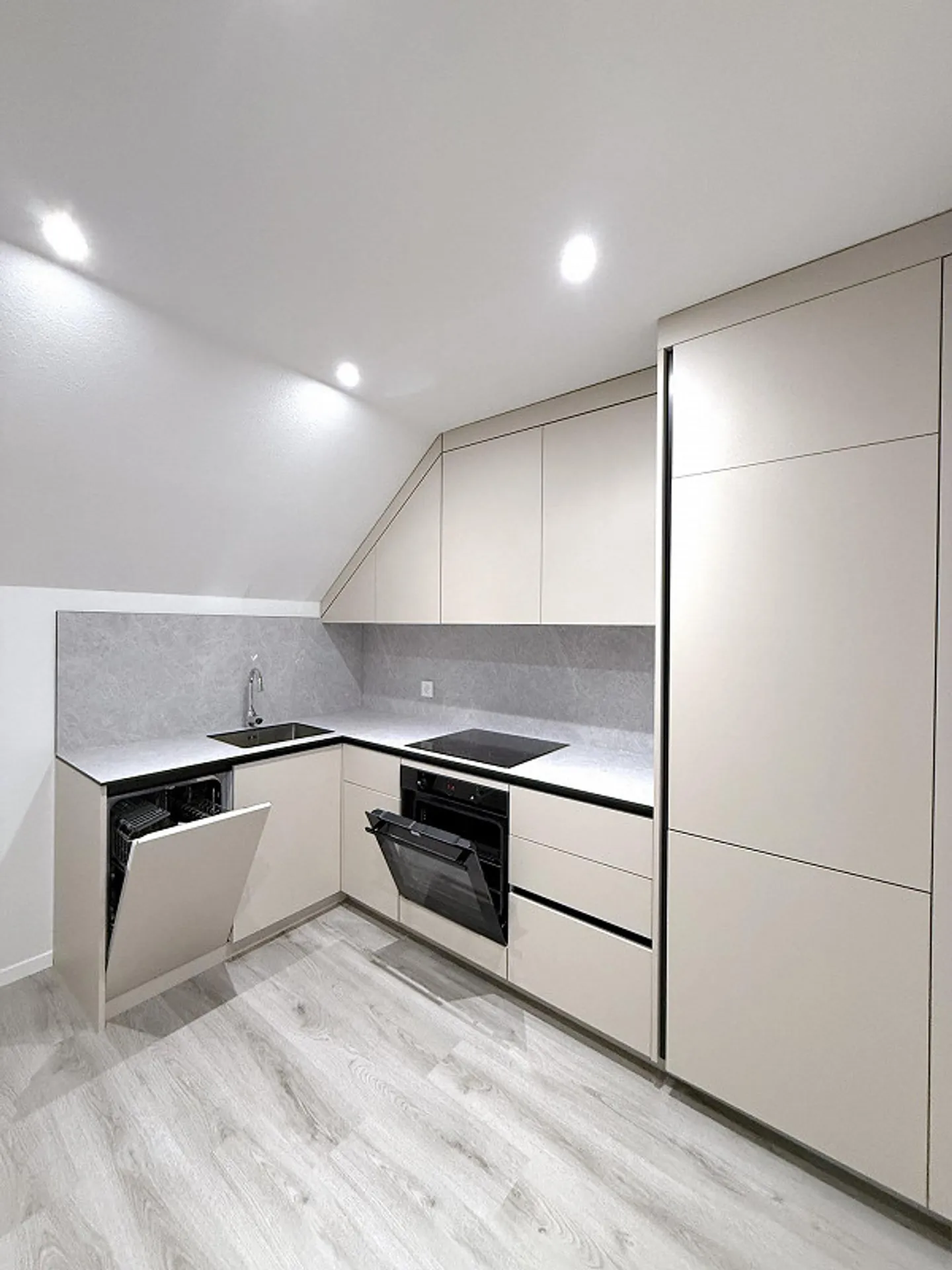 Charmante 2.5-Zimmer-Dachwohnung mit Aussicht in Altstaetten - Foto 2 di 10