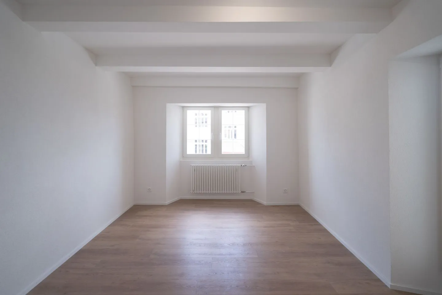 Elegant 2.5-room apartment with balcony - Photo 2 of 5