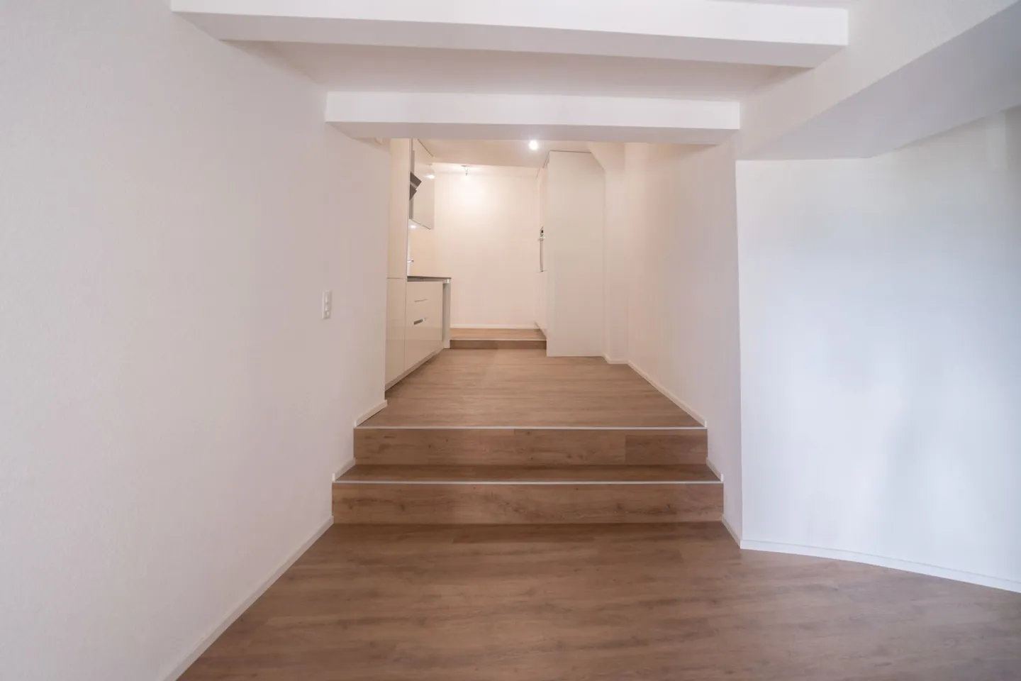Elegant 2.5-room apartment with balcony - Photo 3 of 5