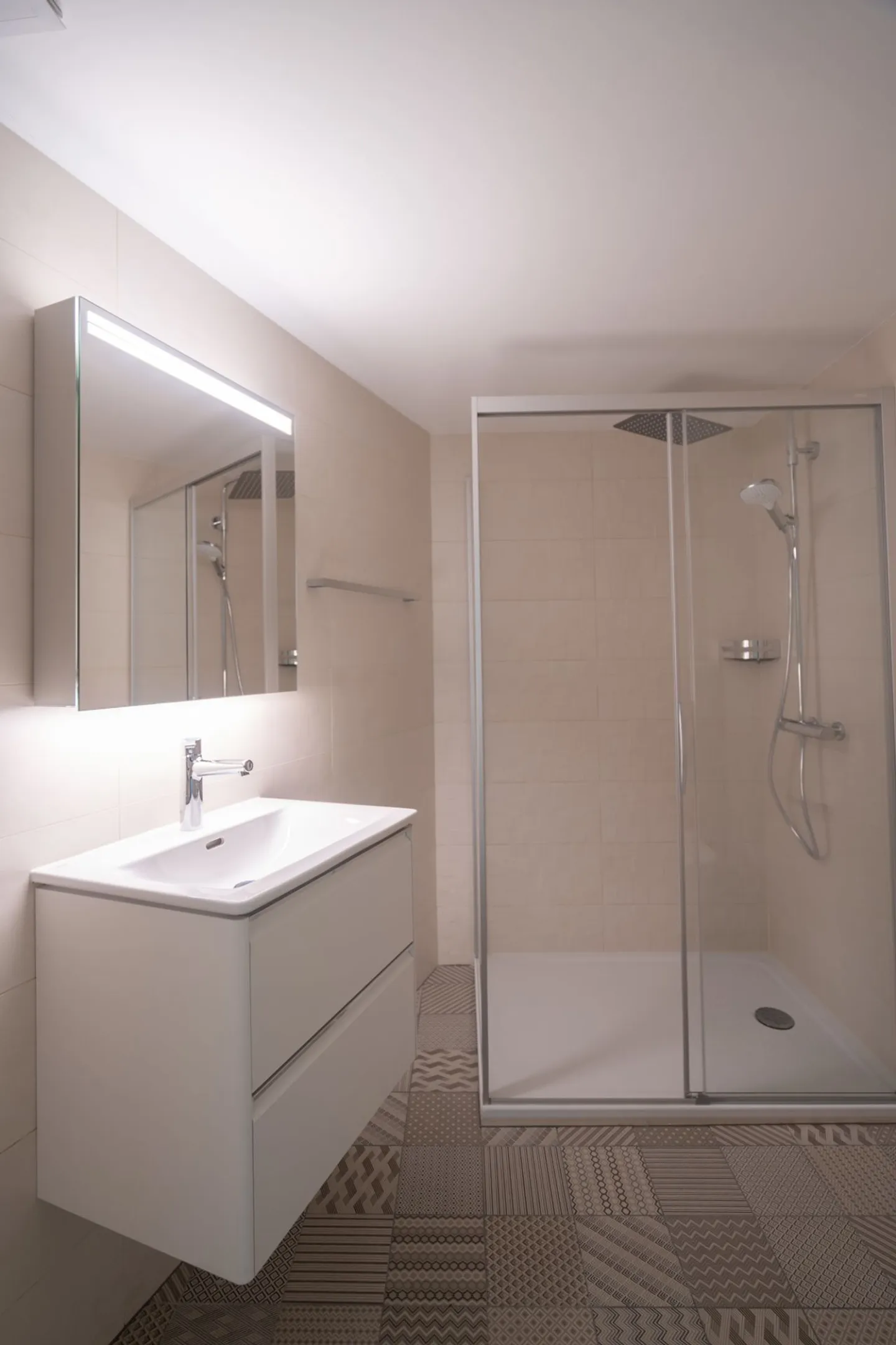 Elegant 2.5-room apartment with balcony - Photo 4 of 5