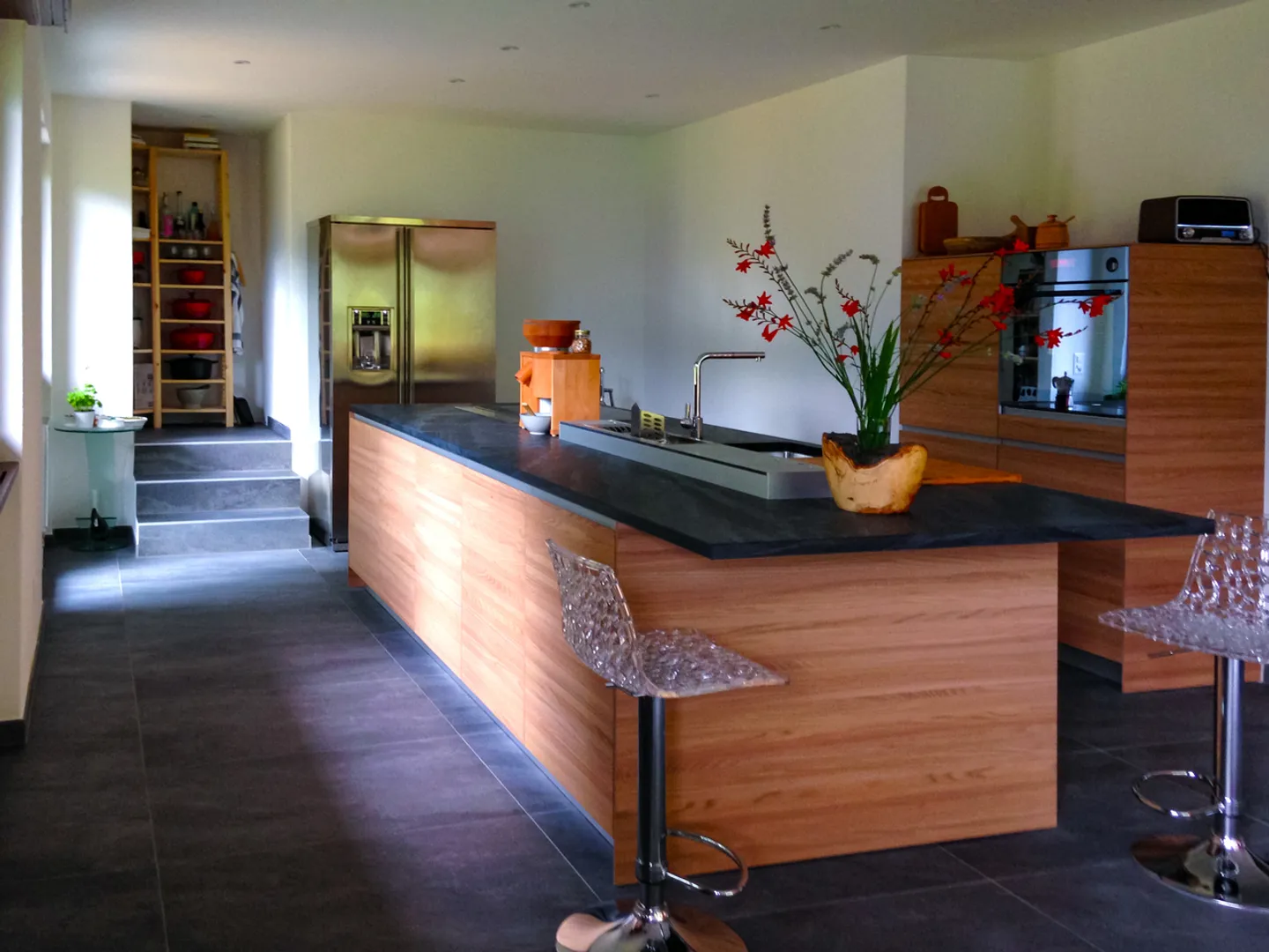 Oasi versatile: elegante bifamiliare nel verde, per vivere e lavorare - Foto 6 di 12