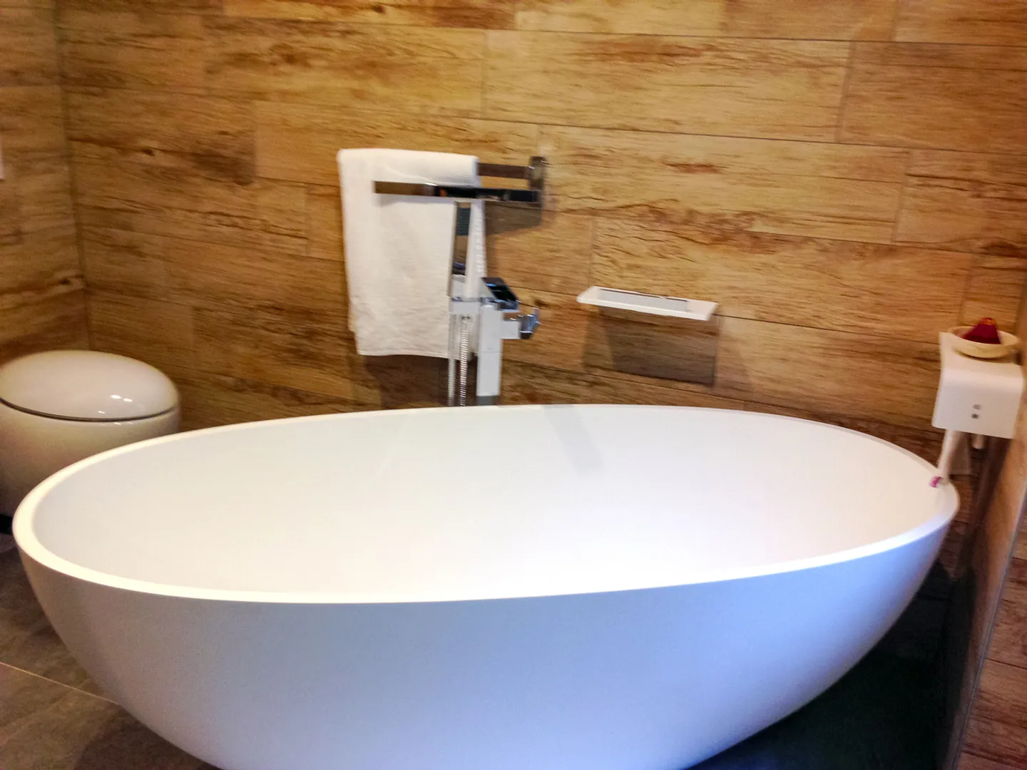 Oasi versatile: elegante bifamiliare nel verde, per vivere e lavorare - Foto 8 di 12