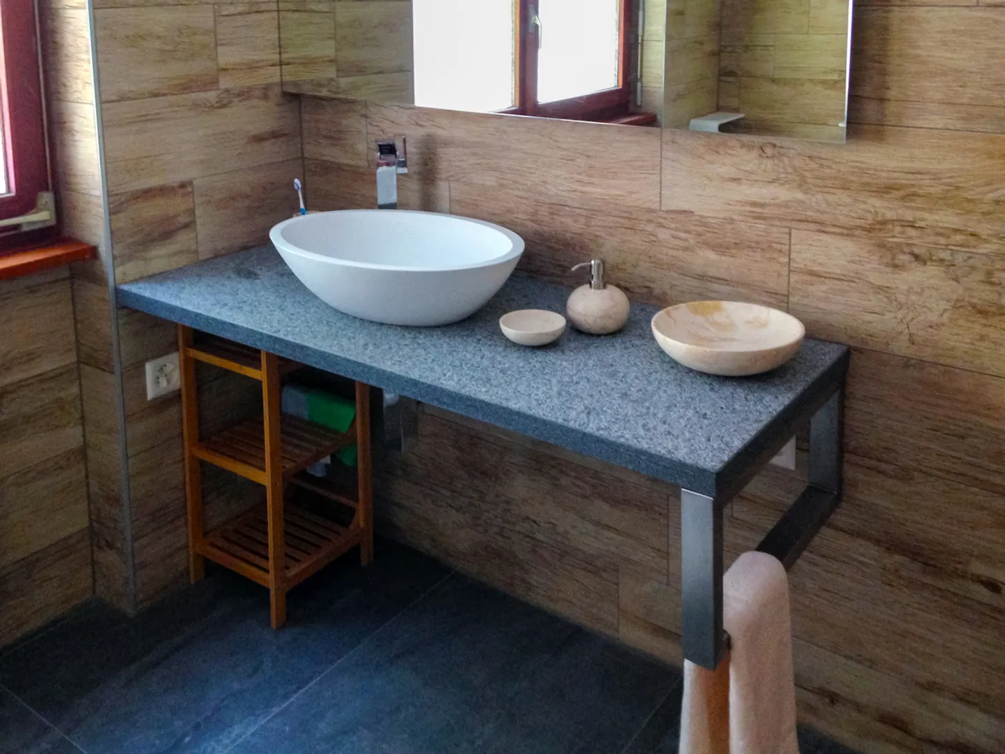 Oasi versatile: elegante bifamiliare nel verde, per vivere e lavorare - Foto 9 di 12