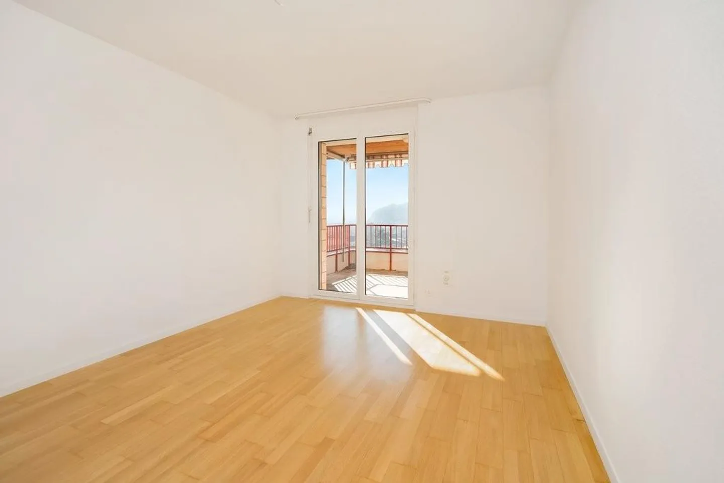 Plenty of space, plenty of light, plenty of views - Living above Laupen - Photo 5 of 11