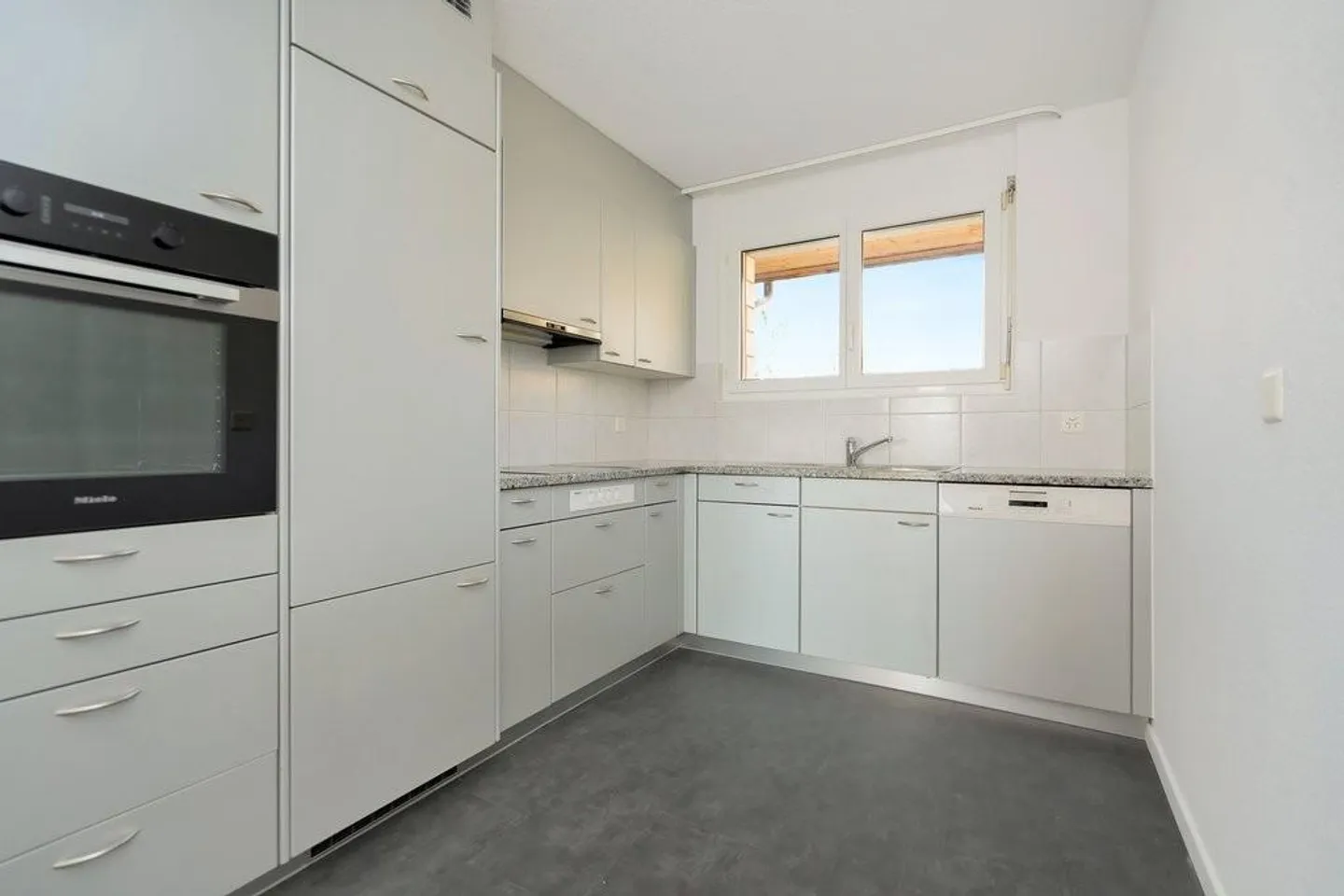 Plenty of space, plenty of light, plenty of views - Living above Laupen - Photo 3 of 11