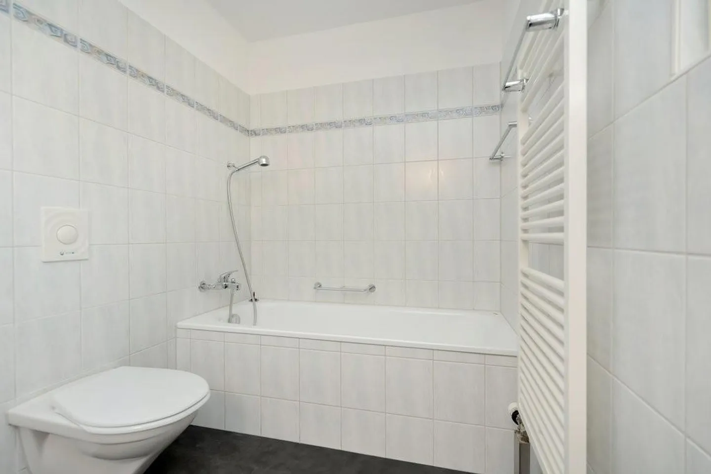 Plenty of space, plenty of light, plenty of views - Living above Laupen - Photo 7 of 11