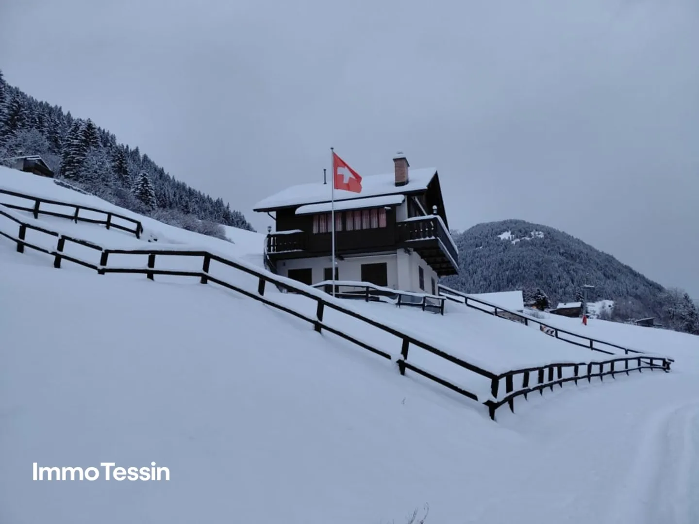SECONDA CASA: Meraviglioso chalet con pregiati lavori in legno e appartamento per gli ospiti in una posizione soleggiata ben situata - Foto 1 di 13