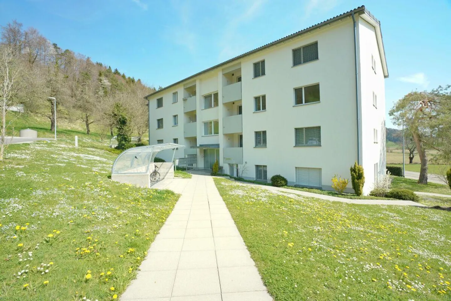 Bright 5-room apartment in the immediate vicinity of a local recreation area - Photo 1 of 14