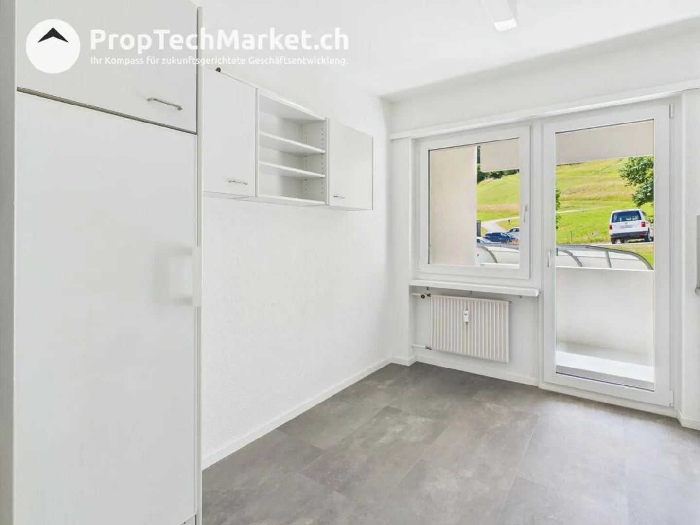 Bright 5-room apartment in the immediate vicinity of a local recreation area - Photo 3 of 14