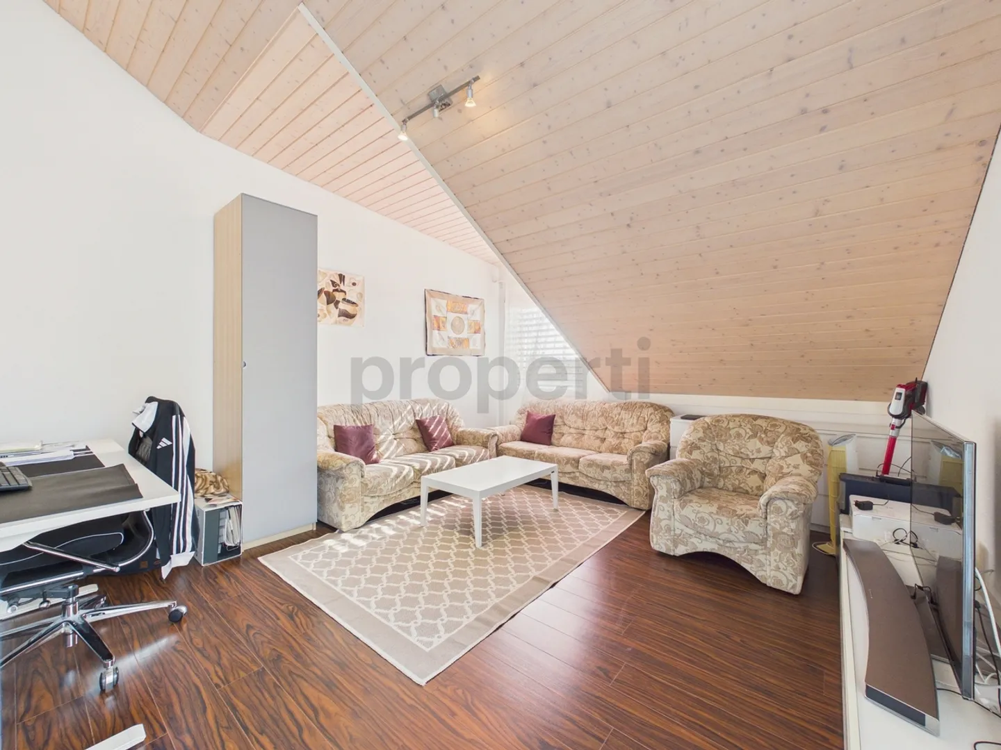 Charming 6.5-room single-family house with garden in Oftringen - Photo 7 of 10