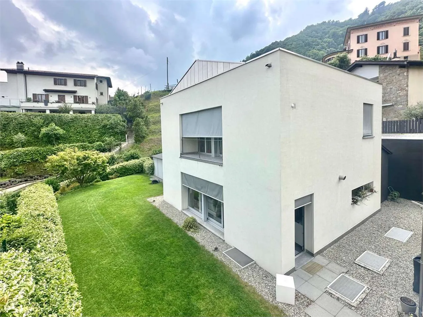 Moderna casa unifamiliare con portico - Foto 3 di 10