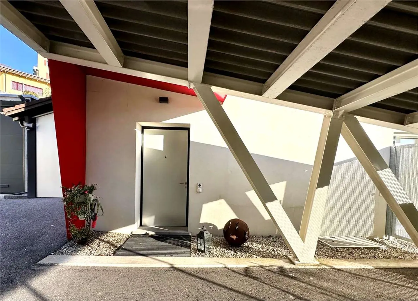 Moderna casa unifamiliare con portico - Foto 4 di 10