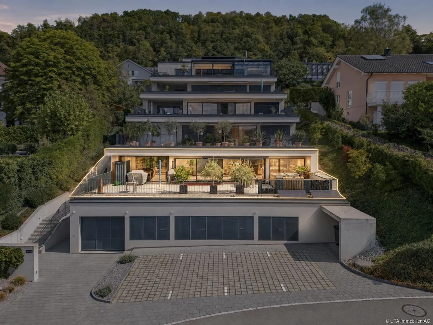 Superbe appartement en terrasse de 4,5 pièces dans un emplacement résidentiel élevé - Photo 1 sur 24