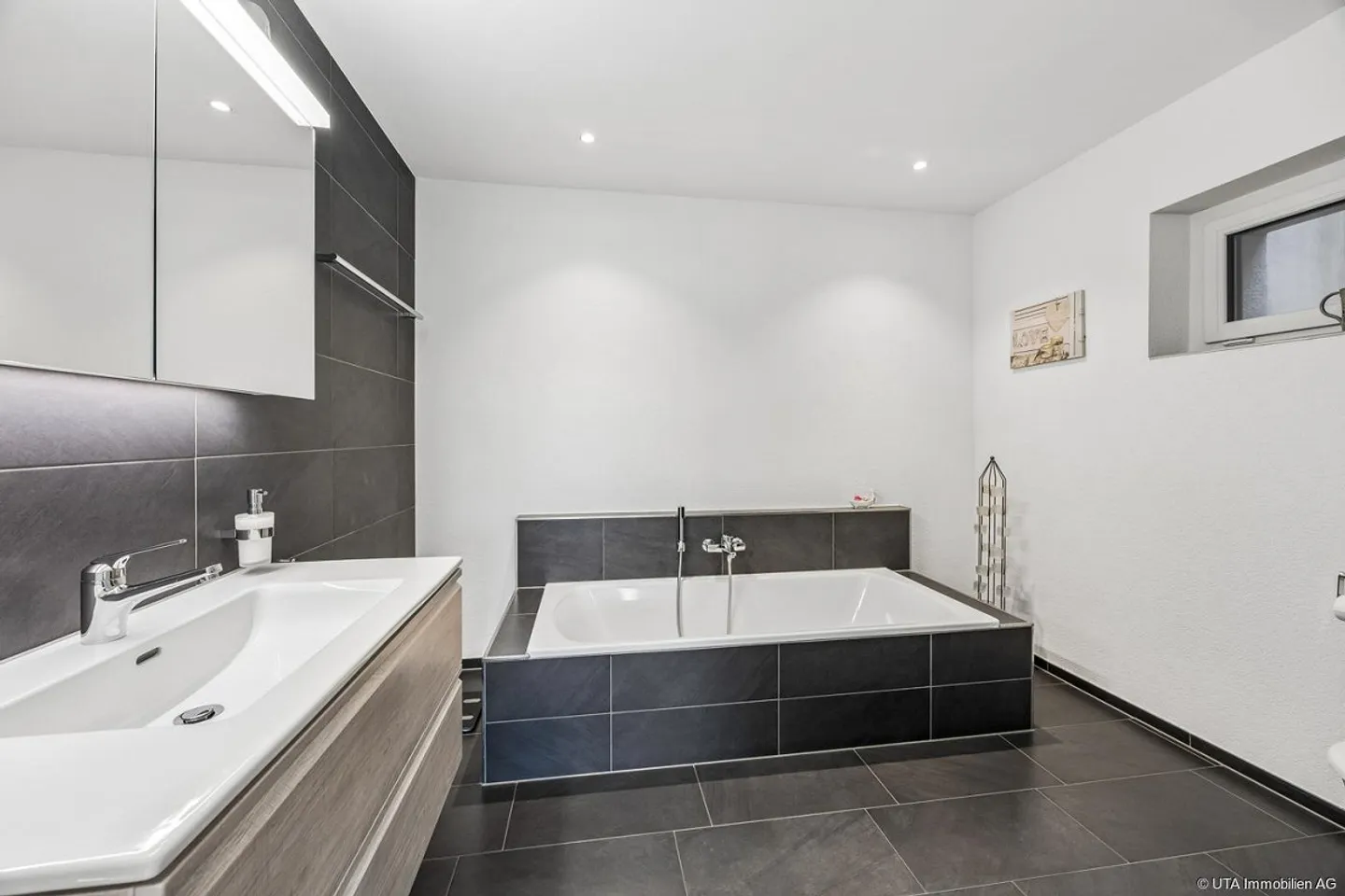 Superbe appartement en terrasse de 4,5 pièces dans un emplacement résidentiel élevé - Photo 14 sur 24
