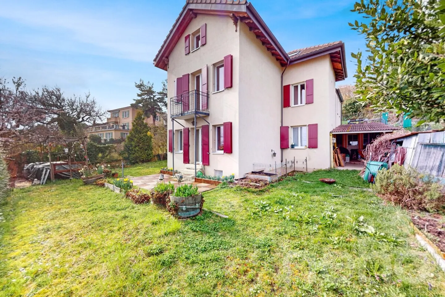 Casa plurifamiliare con grande terreno e vista sul lago! - Foto 3 di 13