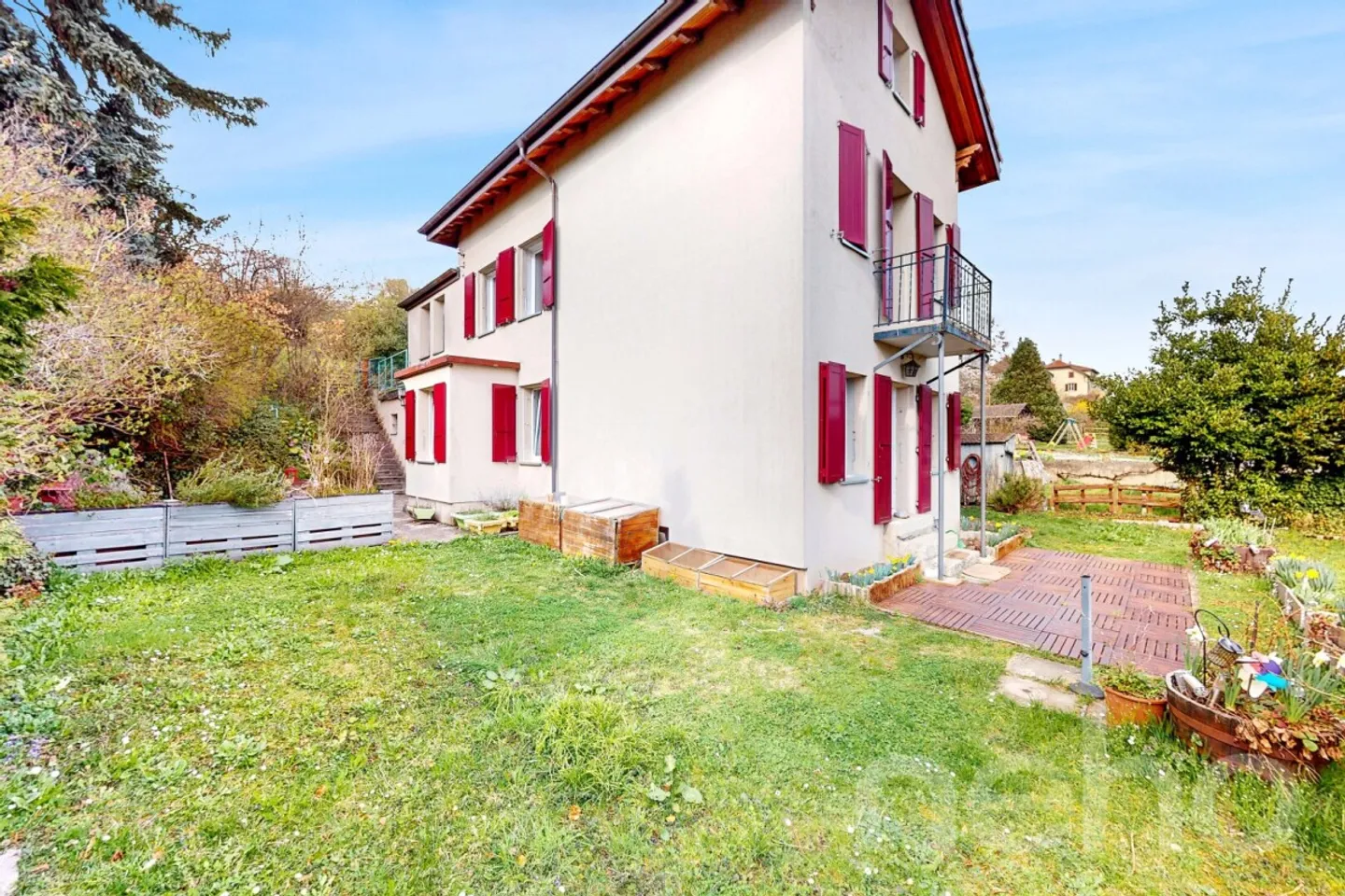 Casa plurifamiliare con grande terreno e vista sul lago! - Foto 1 di 13