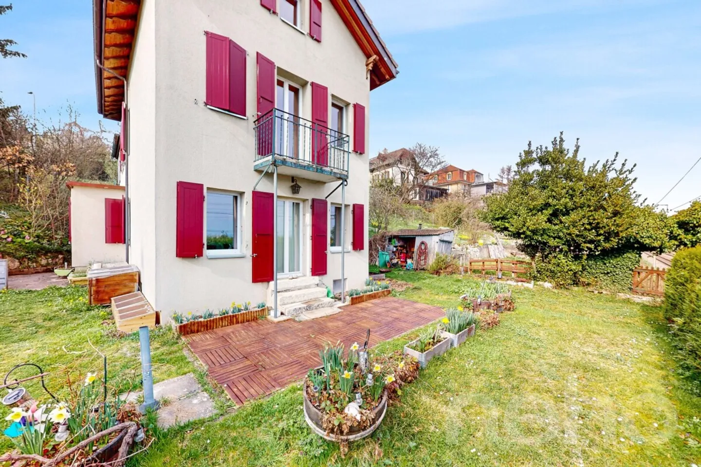 Casa plurifamiliare con grande terreno e vista sul lago! - Foto 2 di 13