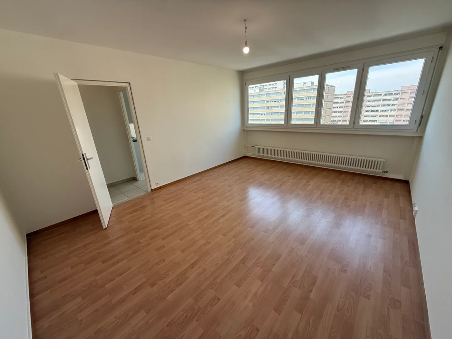 Bright 2-room apartment on the 7th floor in Onex - Photo 2 of 4