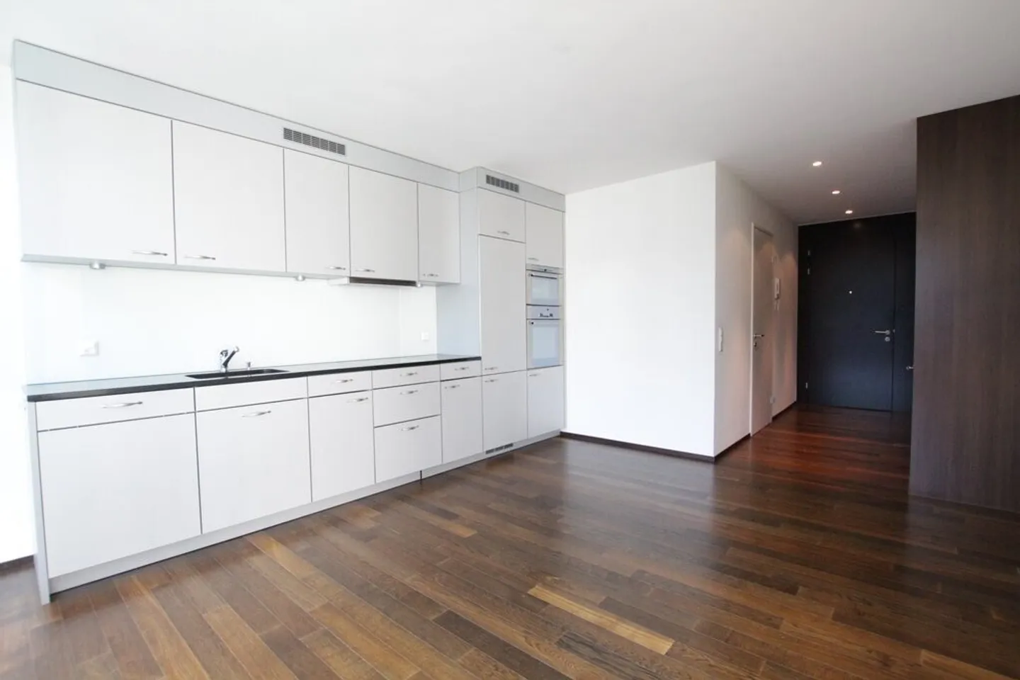 Apartment seeks single - Photo 3 of 4