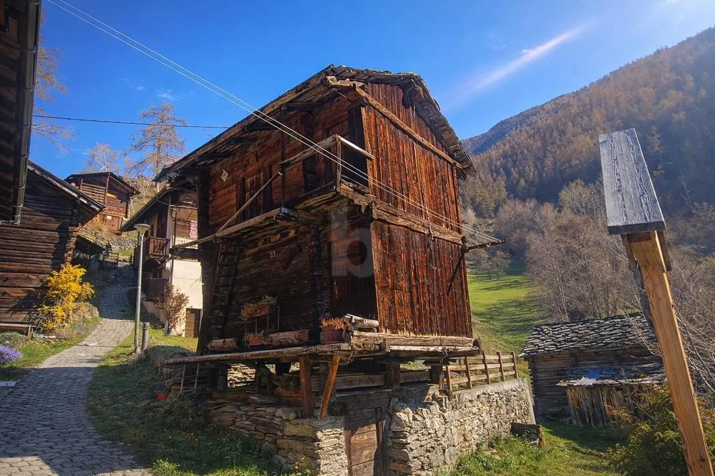 ARREDAMENTO SU MISURA, CON VISTA PANORAMICA - Foto 2 di 5