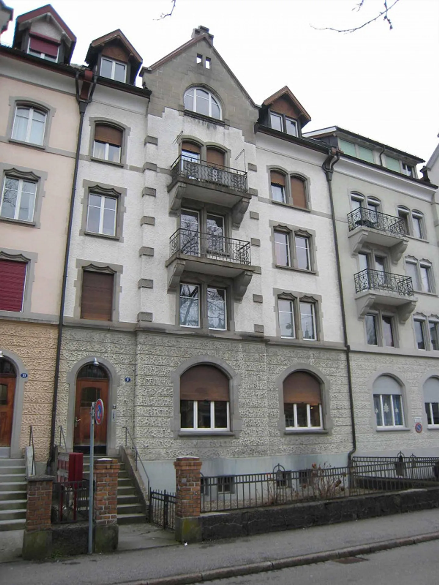 Cozy 4-room apartment in the east - Photo 1 of 5