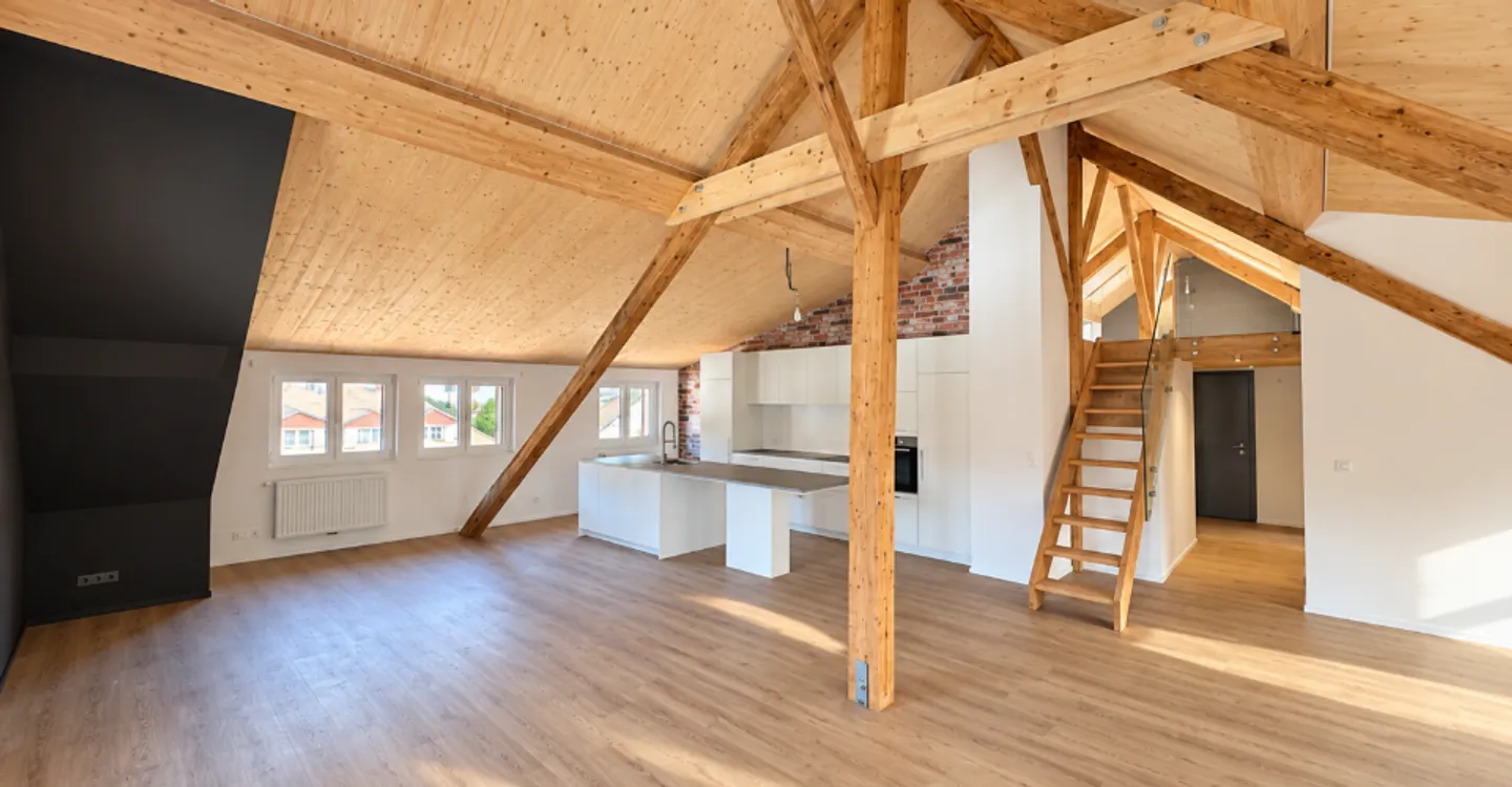 Superbo appartamento in soffitta nella vecchia città di Moutier - Foto 1 di 9