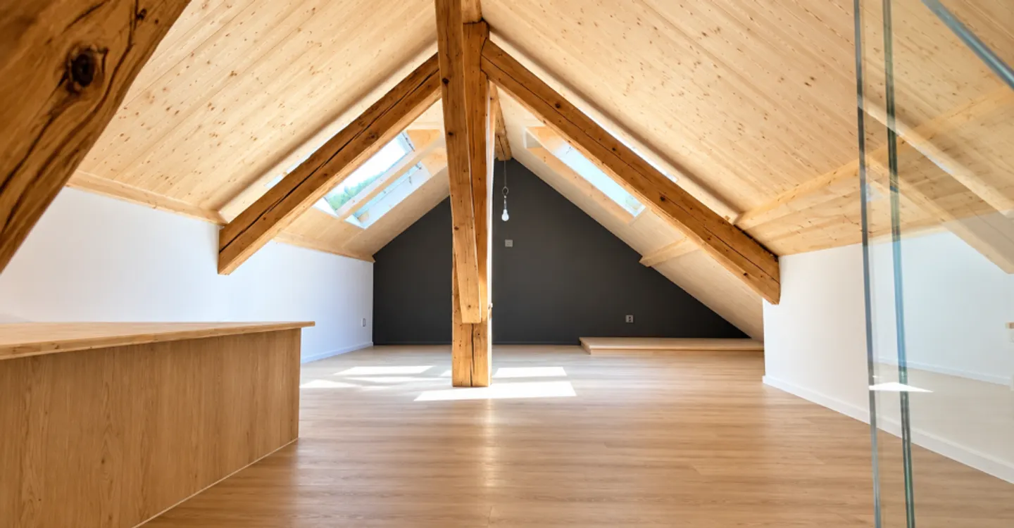 Superbo appartamento in soffitta nella vecchia città di Moutier - Foto 2 di 9